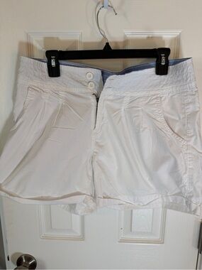 Casual White Cargo Shorts with Front Pockets